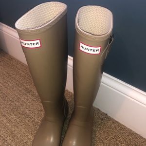 Tall hunter rain boots size 7 tan
